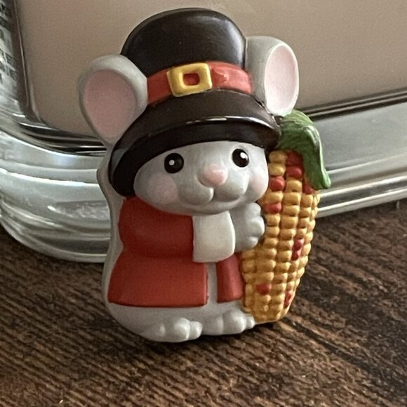 Vintage Hallmark Thanksgiving Pin Pilgrim Mouse Molded Plastic Novelty Brooch - Picture 4 of 6